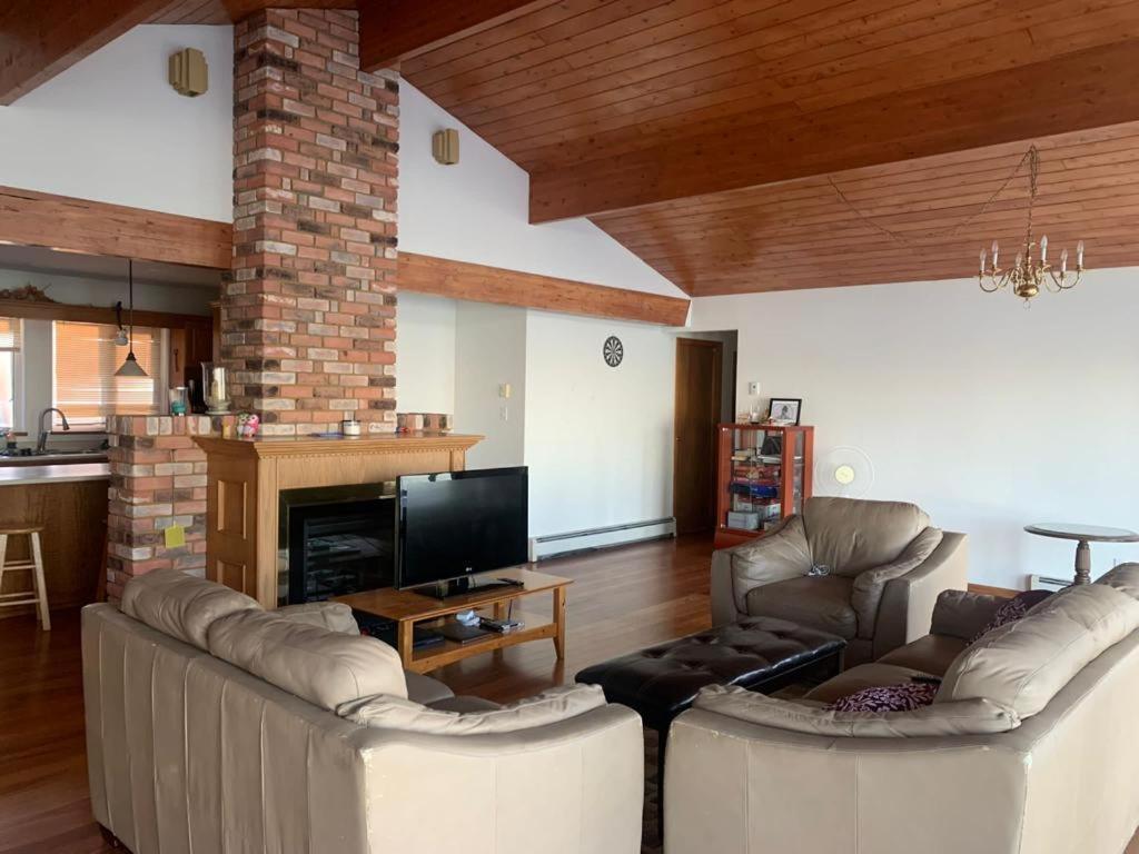 Metchosin Beach House Виктория Экстерьер фото